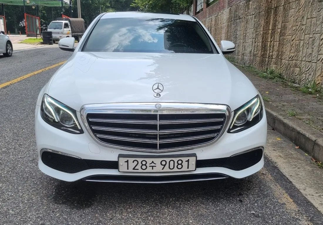 Mercedes E-Class foto 0