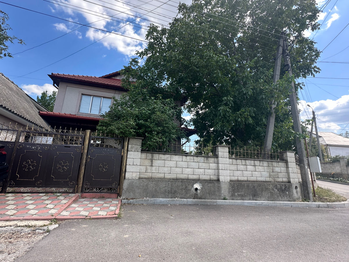 Vindem casă cu teren în or. Strășeni, loc foarte bun!