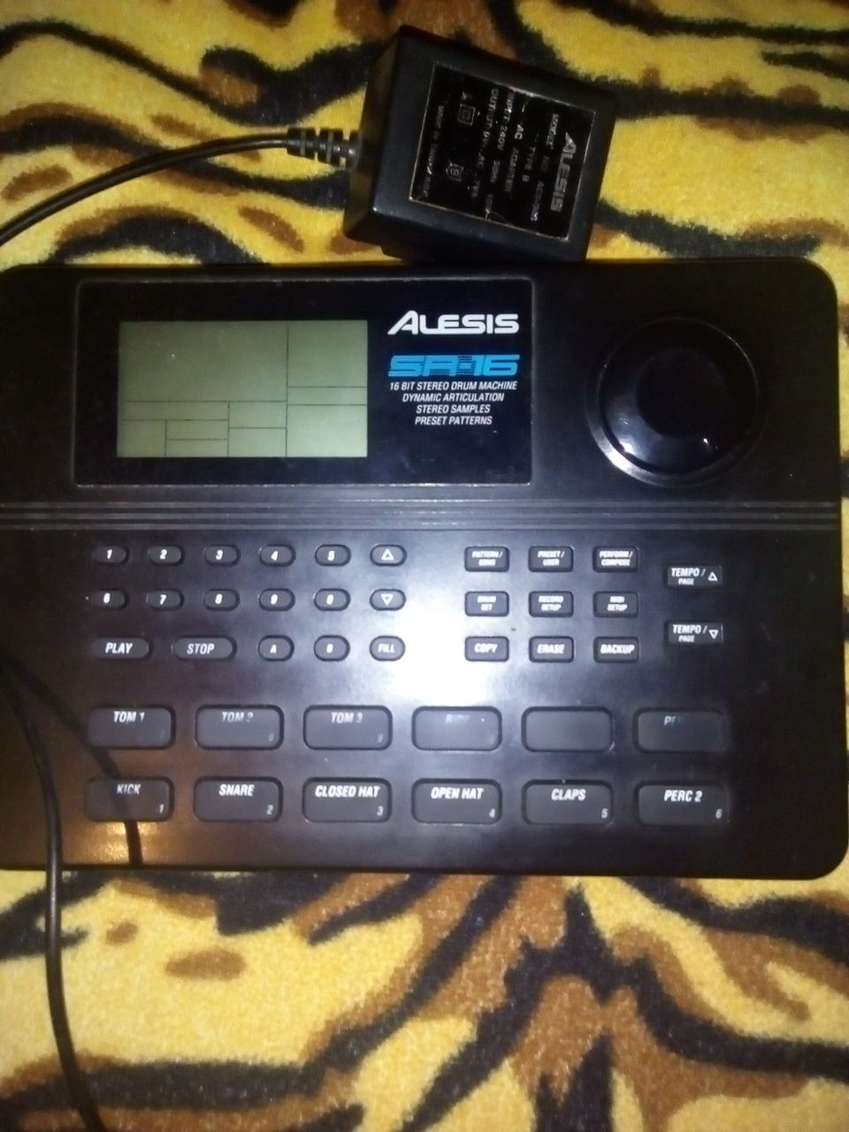 Меняю драм машину Alesis SR-16на маленки