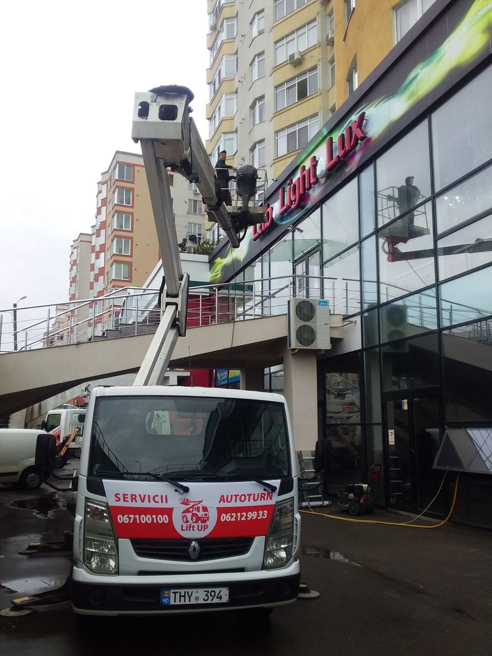 Servicii spalre geamuri/fatade! Dispunem de masini Autoturn! foto 7