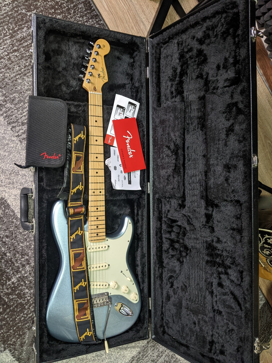 Fender American Deluxe Stratocaster Plus Ice Blue Metallic