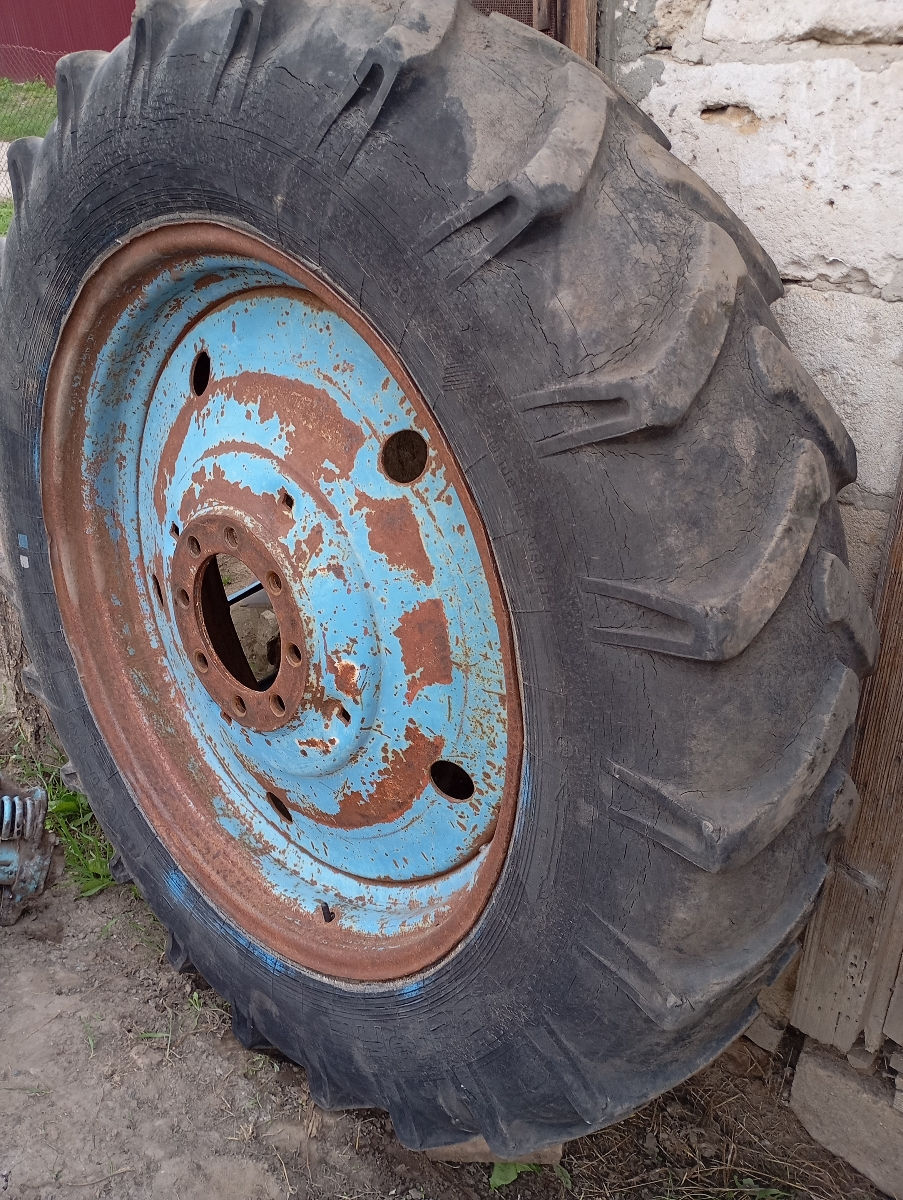 Продам на Т-40 пару колес