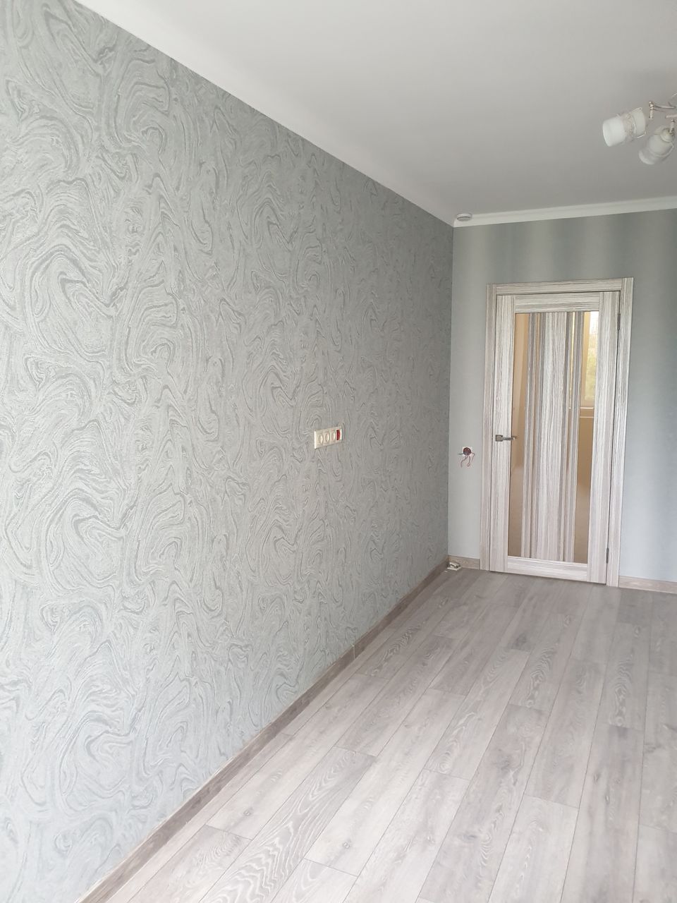 Încleem tapete foto 8