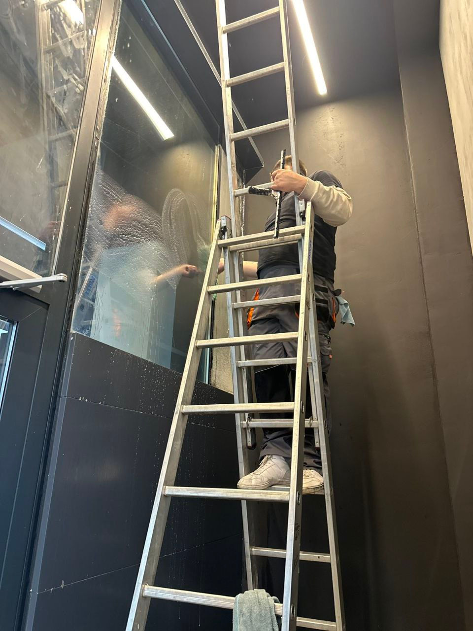 Servicii profesionale de curatenie dupa constructor/reparatie! Avem tehnica si solutii speciale! foto 16