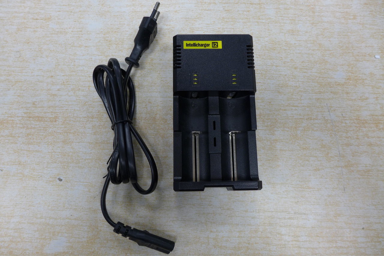 Универсальная зарядка Nitecore I2