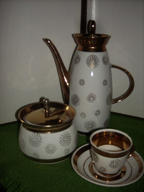 Продаю кофейный сервиз на12 персон, тонкий фарфор, ЛФЗ. ,но без клейма.