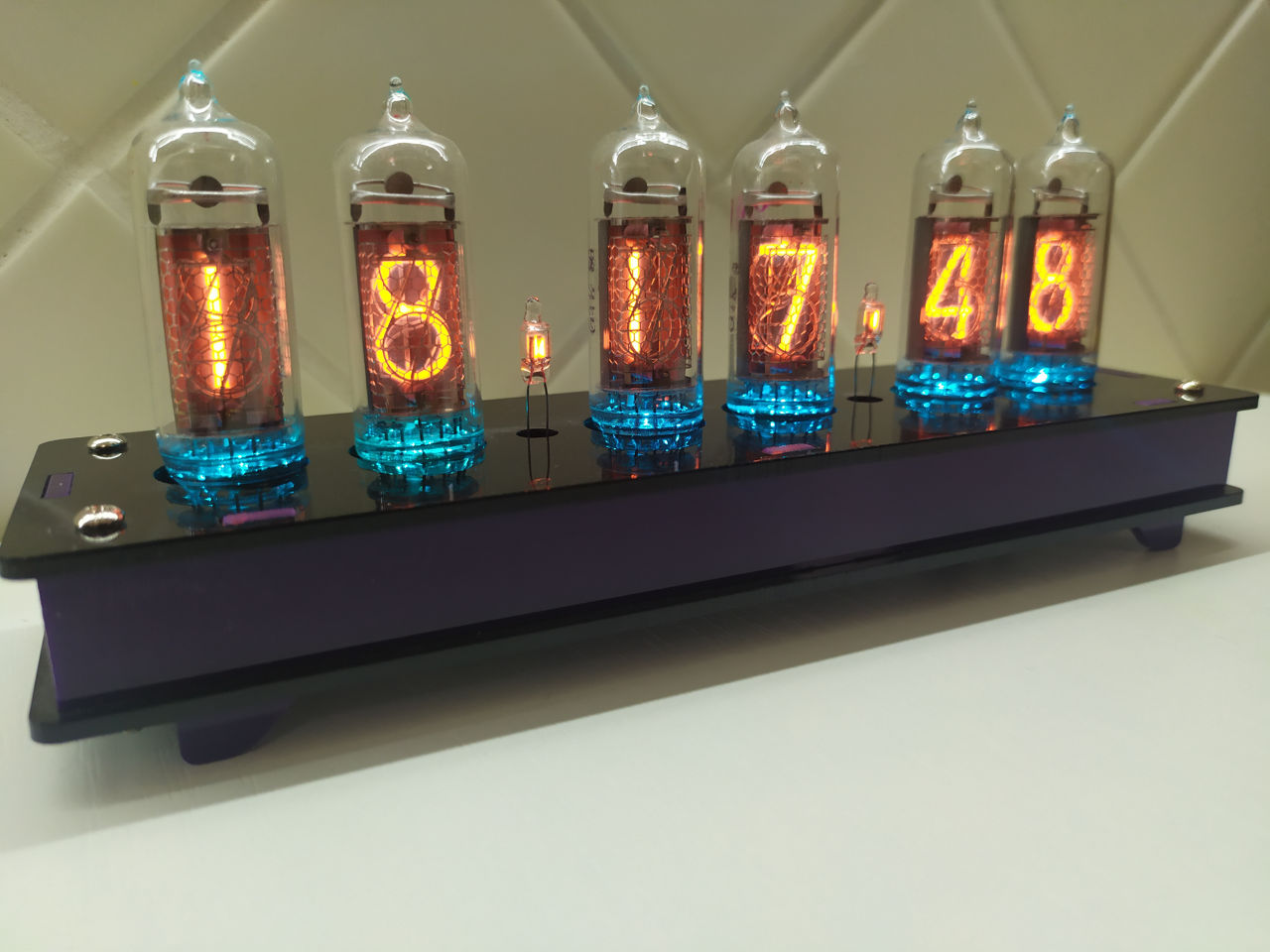 Сделанные вручную, уникальные, теплые, ламповые часы "Nixie clock" на винтажных ламповых индикатора. foto 3