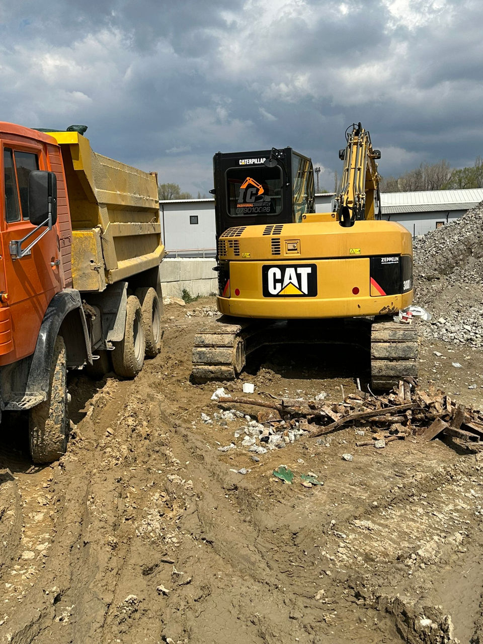 Lucrări de excavare,  terasament, compactare, incarcare, transportarea pamantului. foto 2