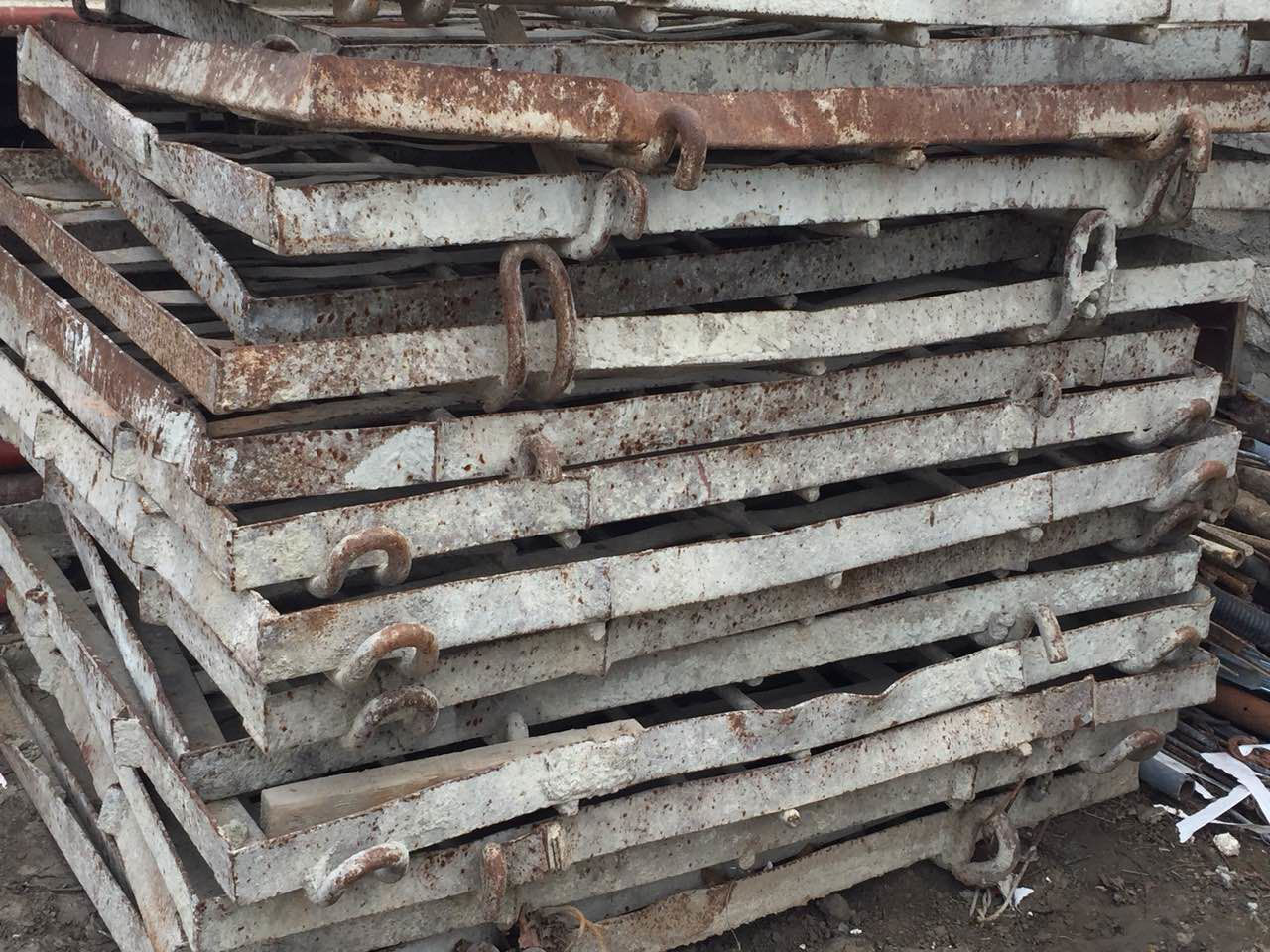 Продам железные поддоны.