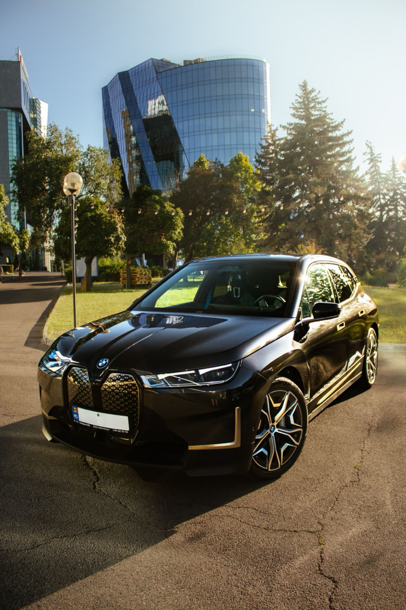 BMW iX фото 0