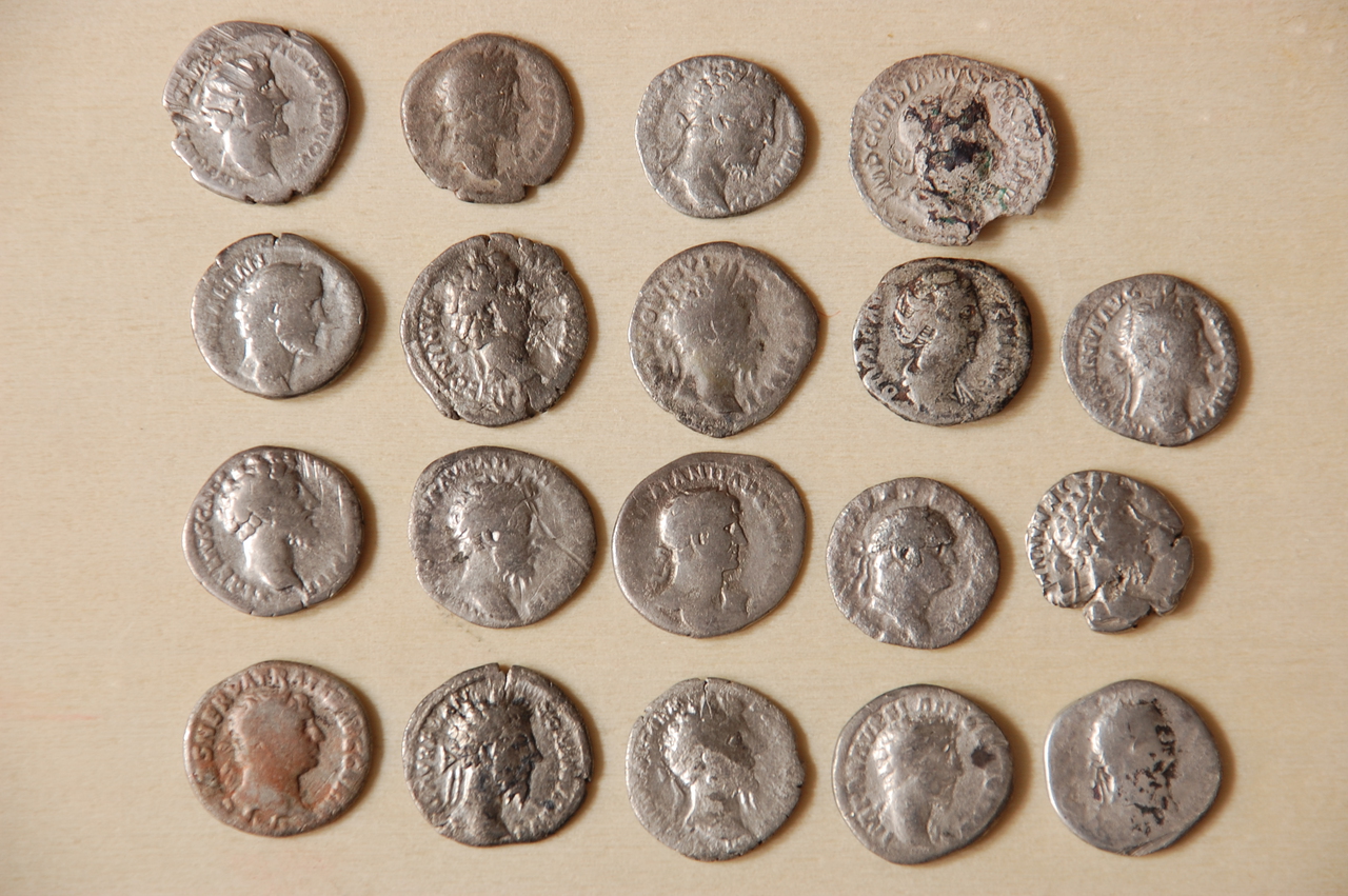 Номинал серебряных монет. Римские монеты серебро. Римские античные монеты. Монета серебро древний Рим. Древние монеты Рима серебро.