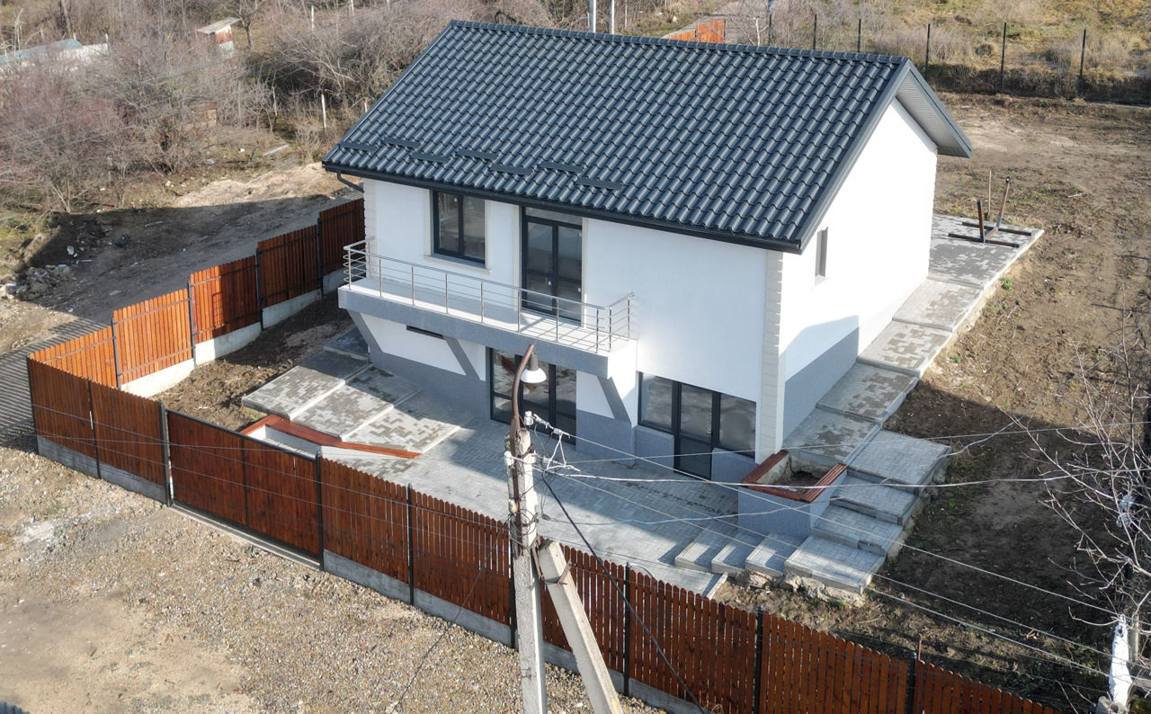 Vila, casa modernă cu 2 etaje  in suburbie foto 2