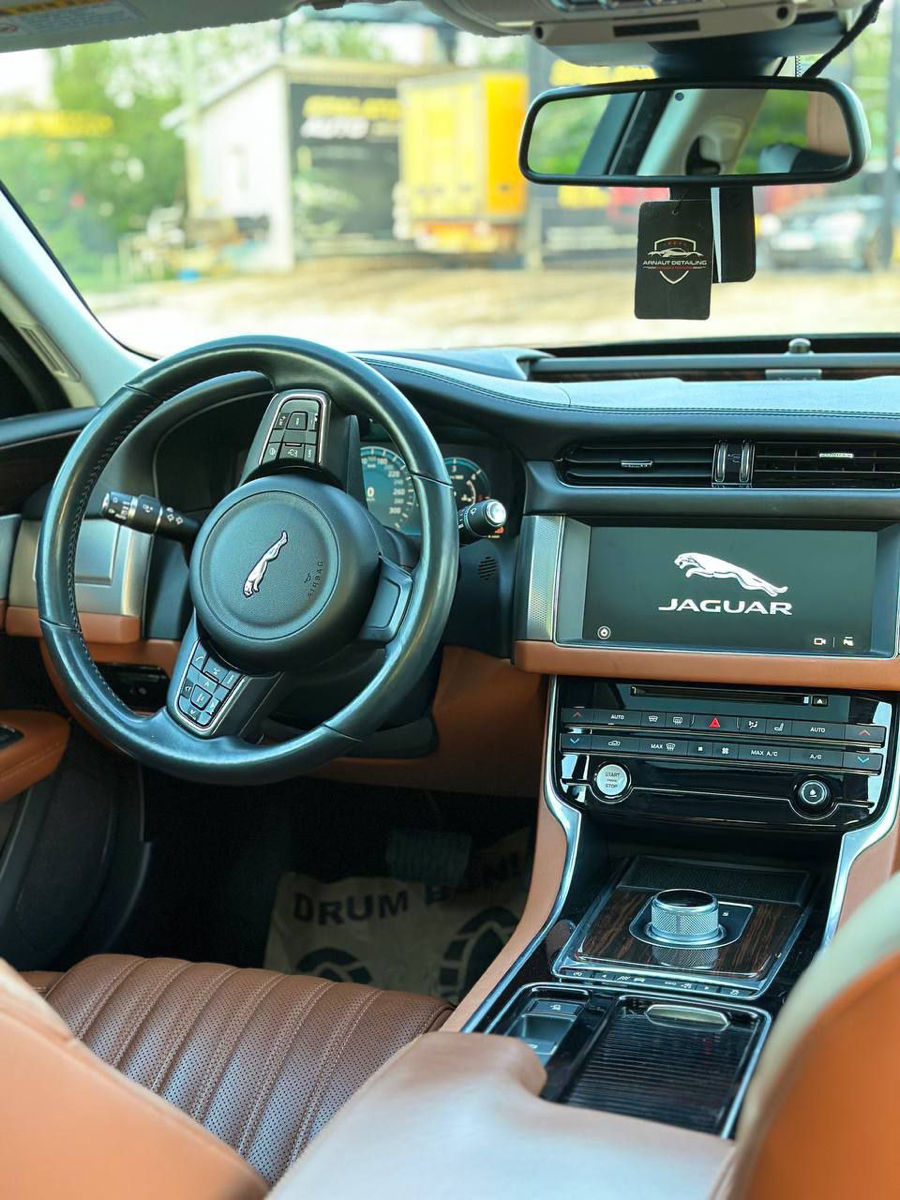 Jaguar XF фото 7