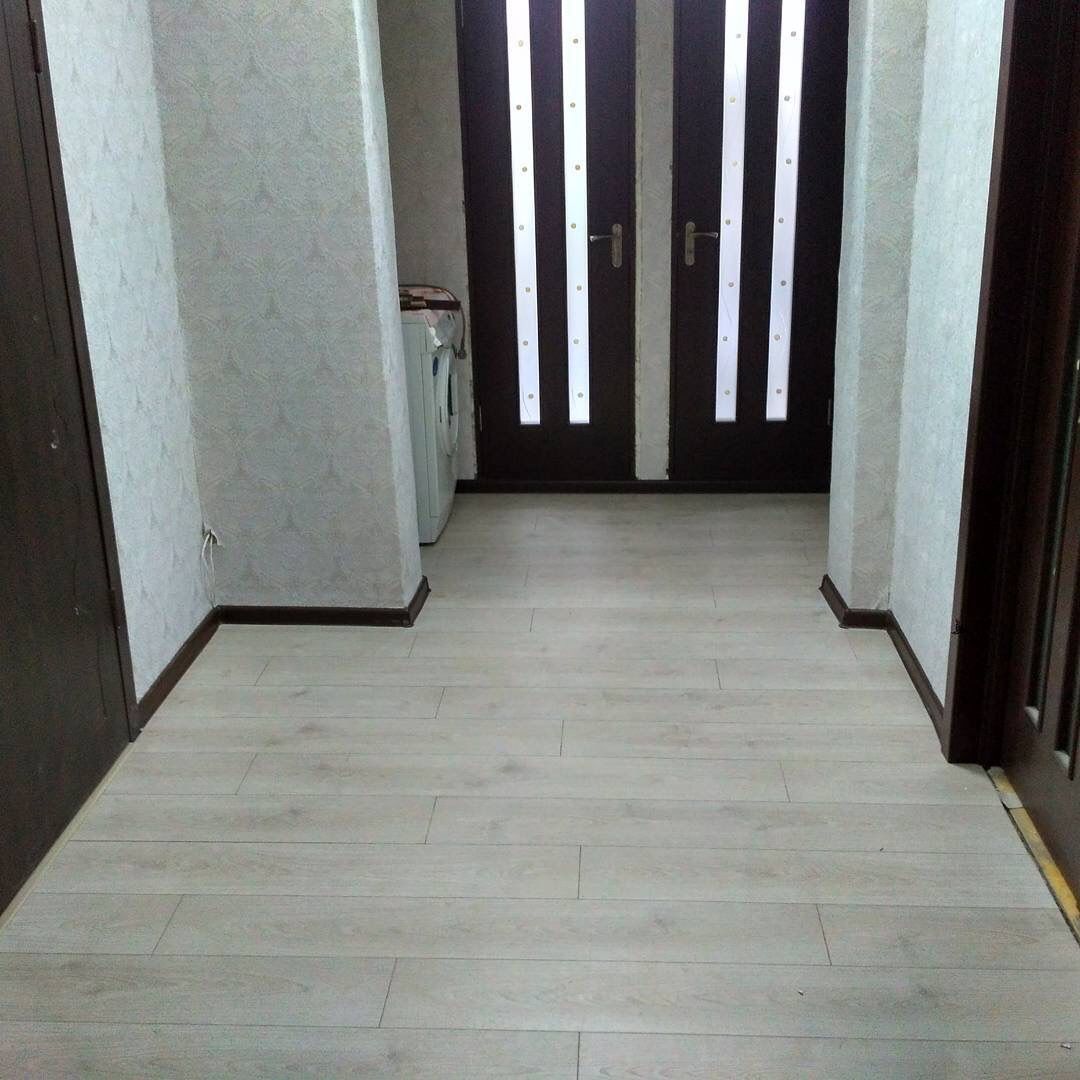 Установка ламината и монтаж плинтусов / Instalarea laminatului si  plintusurilor