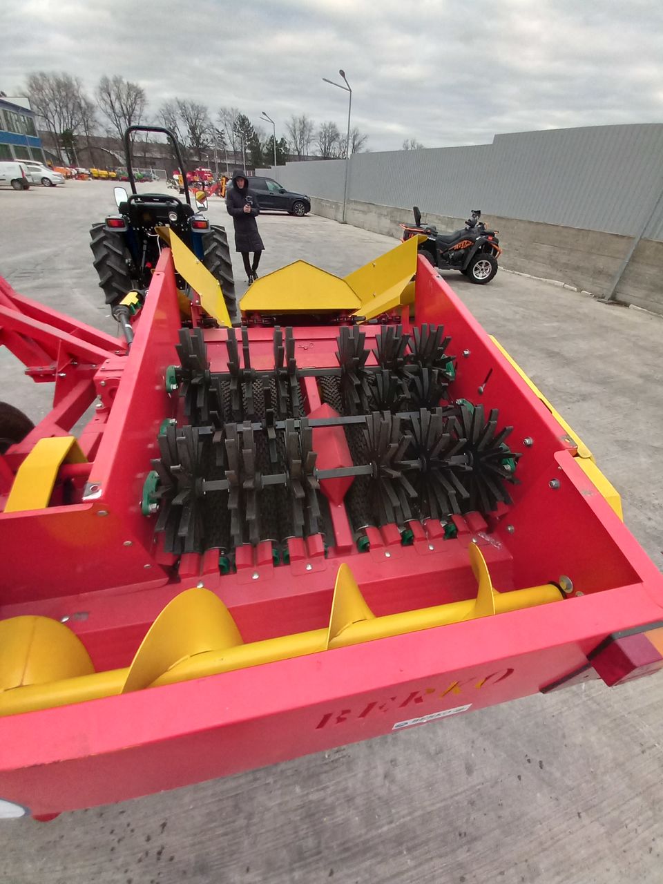 Combina nouă pentru recoltarea porumbului în știuleți. Новый комбайн для сбора кукурузы в початках. foto 3
