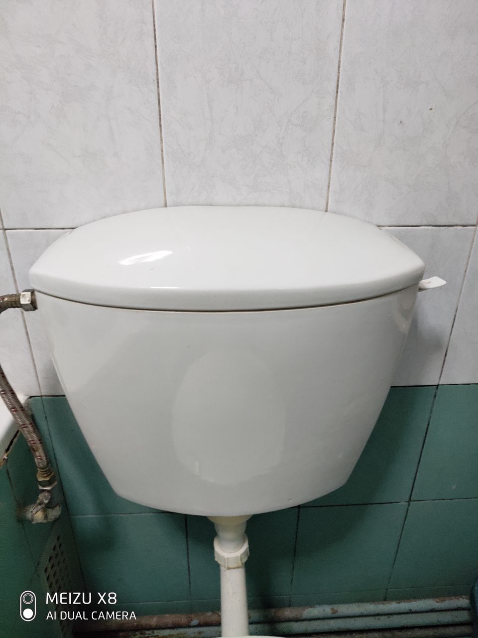 Бачок унитаза подвесной, белый, без фурнитуры, в отличном состоянии