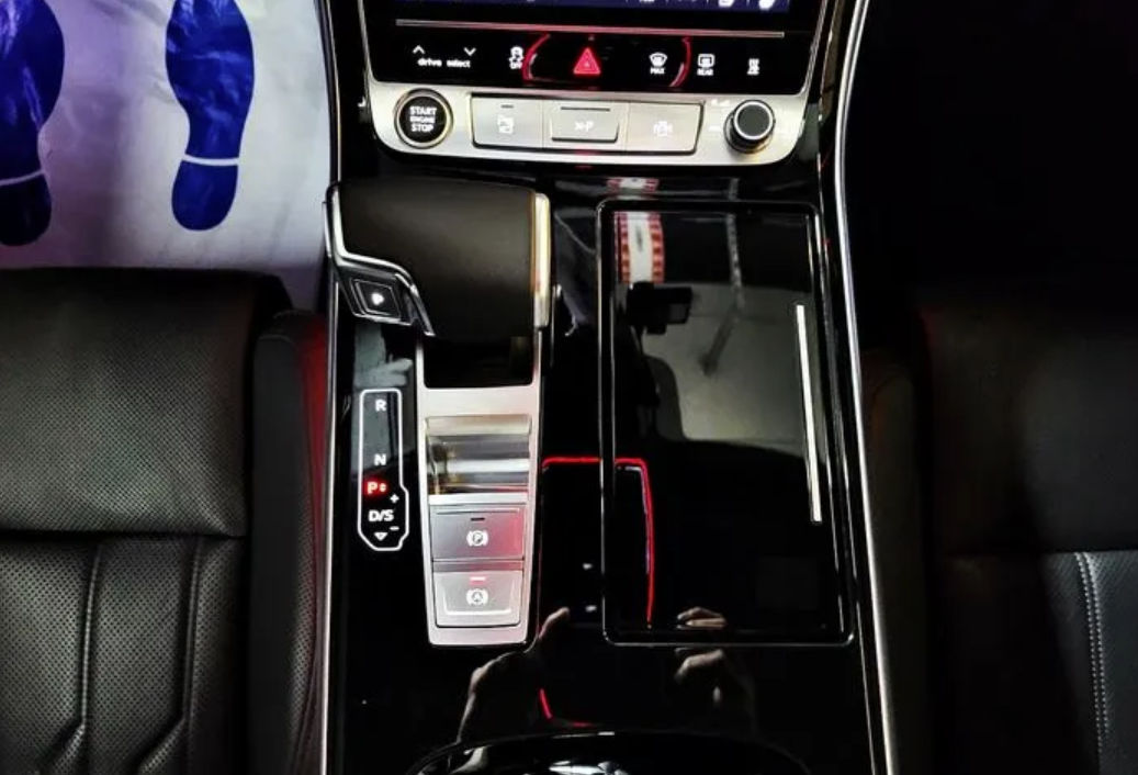Audi A8 фото 11