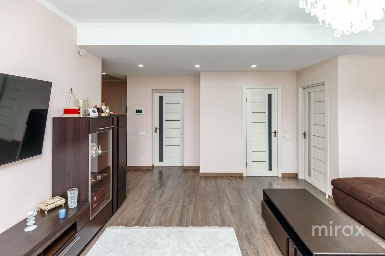 Apartament cu 3 camere, 110 m², Buiucani, Chișinău foto 2