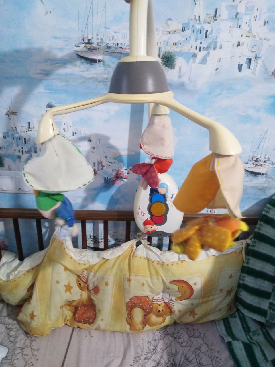 Музыкальная игрушка над краваткой. Chicco.