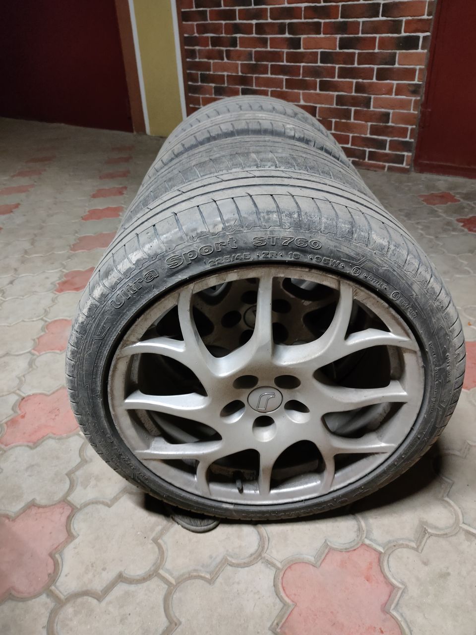 Продам диски . Шины летние б/у в подарок.(на дисках).