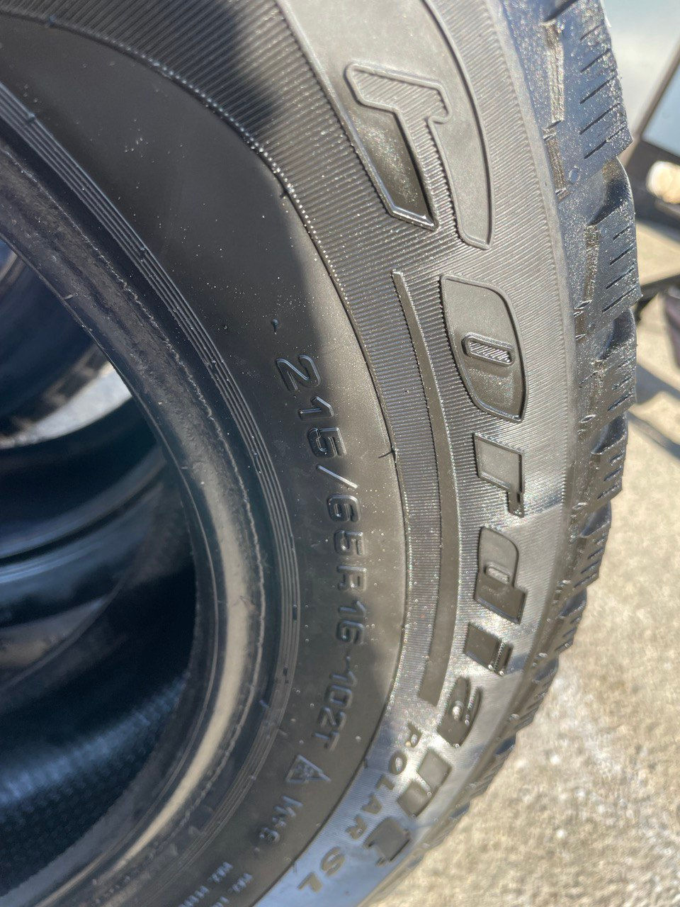резина для дастера 215/65/R16 как новая проехал один сезон.