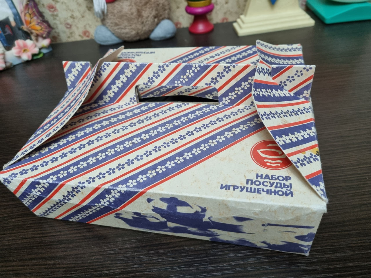 Игрушечный набор посуды.