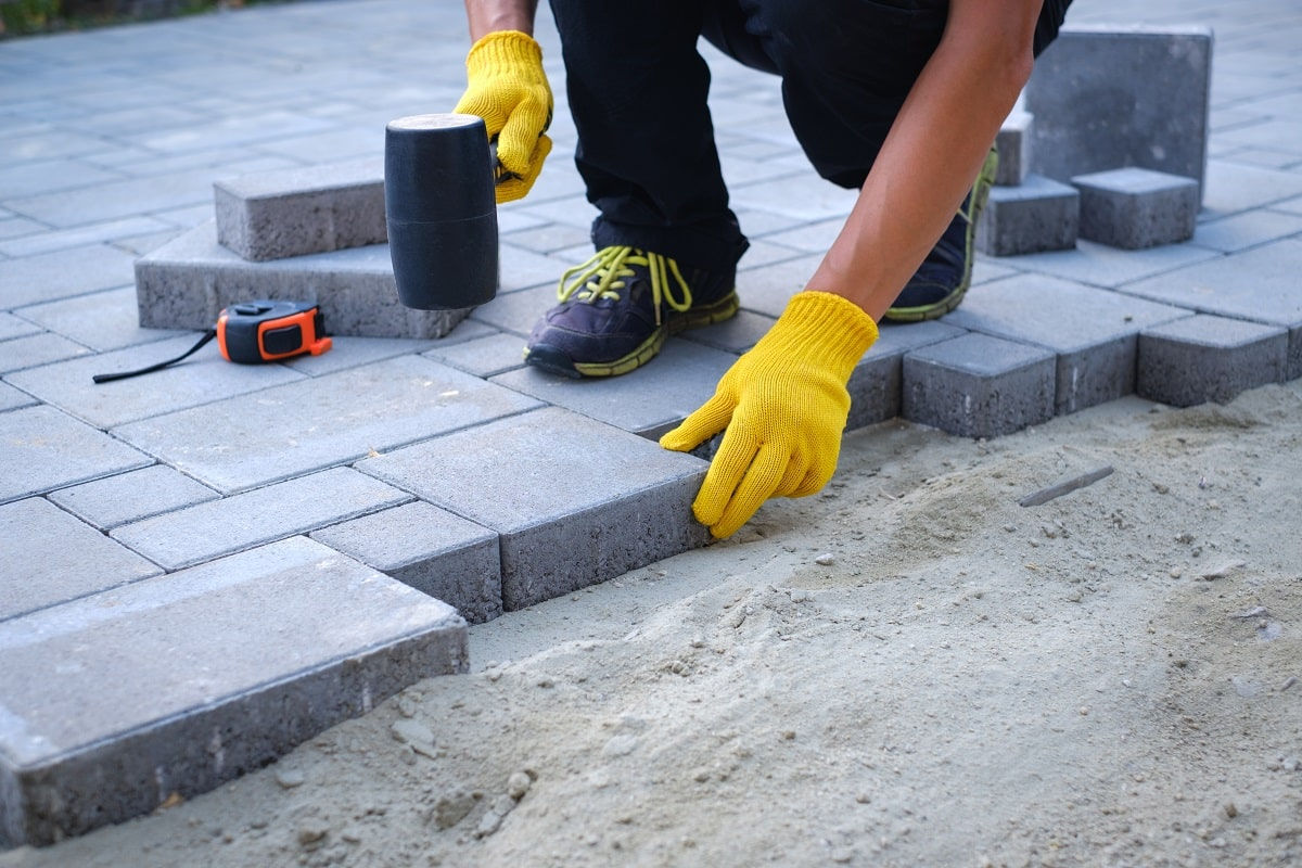 Amenajarea pavajului, montarea bordurelor si drumurilor de beton. foto 0