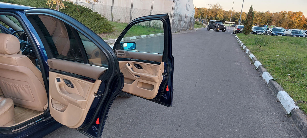 BMW 5 Series фото 6