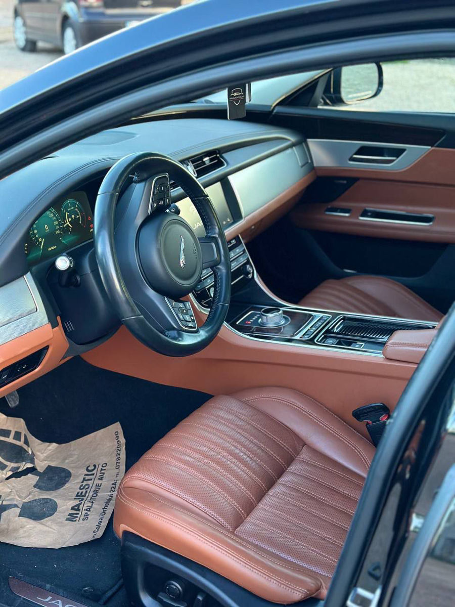 Jaguar XF фото 9