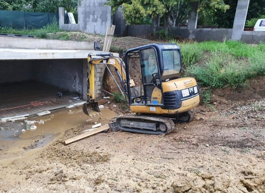Bobcat mini excavator+basculanta 3.5 tone foto 2