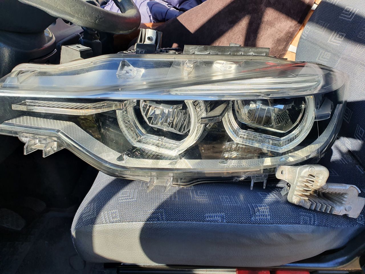 Bmw f30 far. Бмв фара ф30.