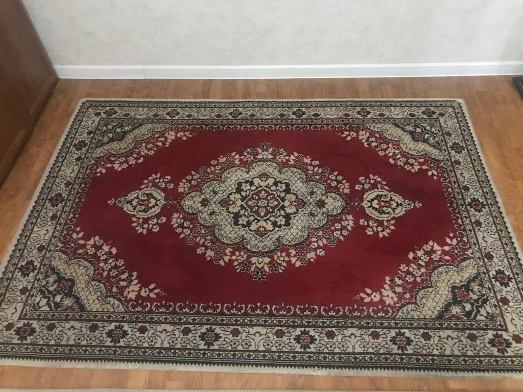 Продам шерстяной ковр в хорошем состоянии. Размер красного ковра 2,25 ...
