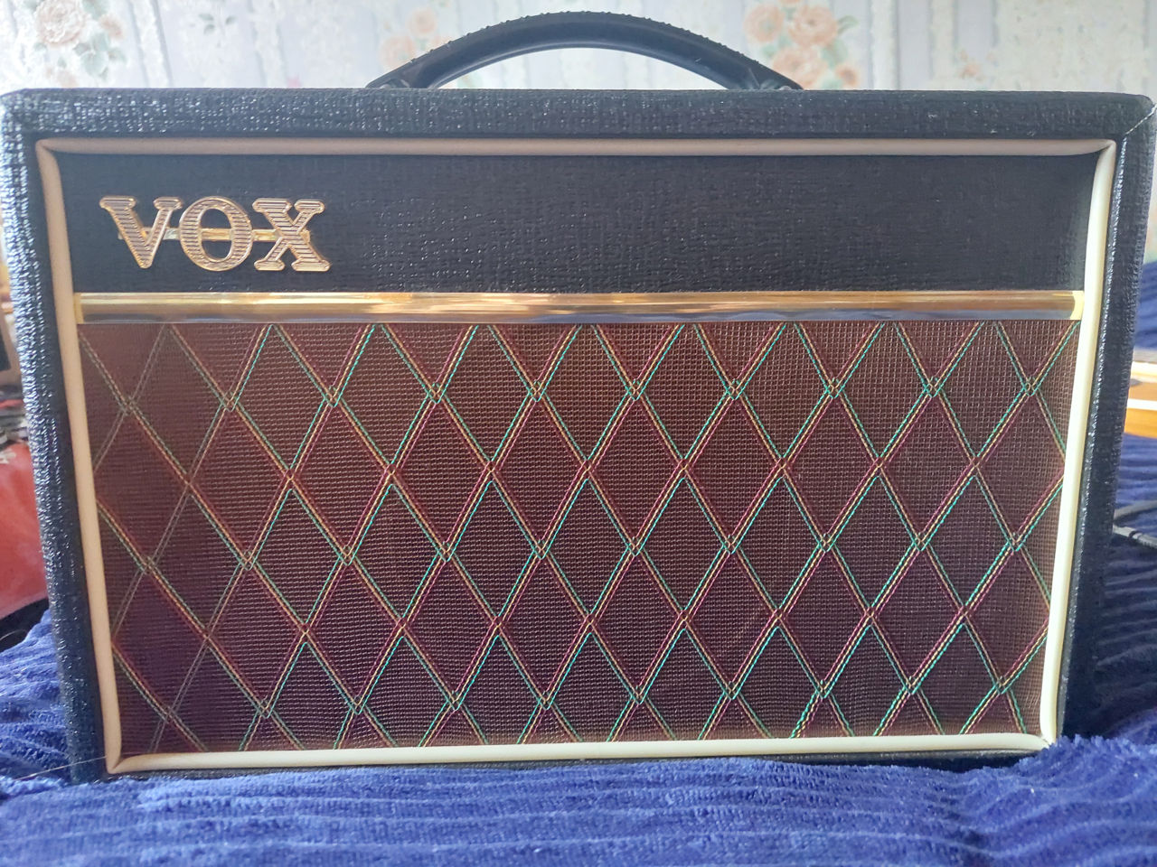 Продам комбик VOX 1500 лей