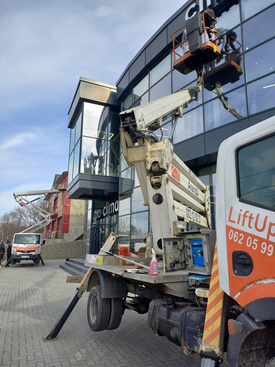 Spălare fatade/geamuri la inaltime - dispunem de echipament profesional! foto 6