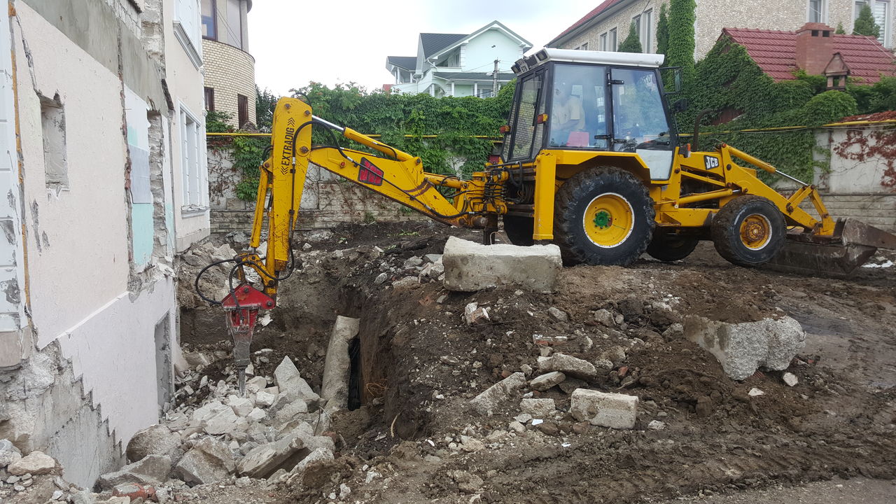 Excavator . gidromolot . miniexcavator. Excavatoare pentru demolari . Demolarea betonului foto 4