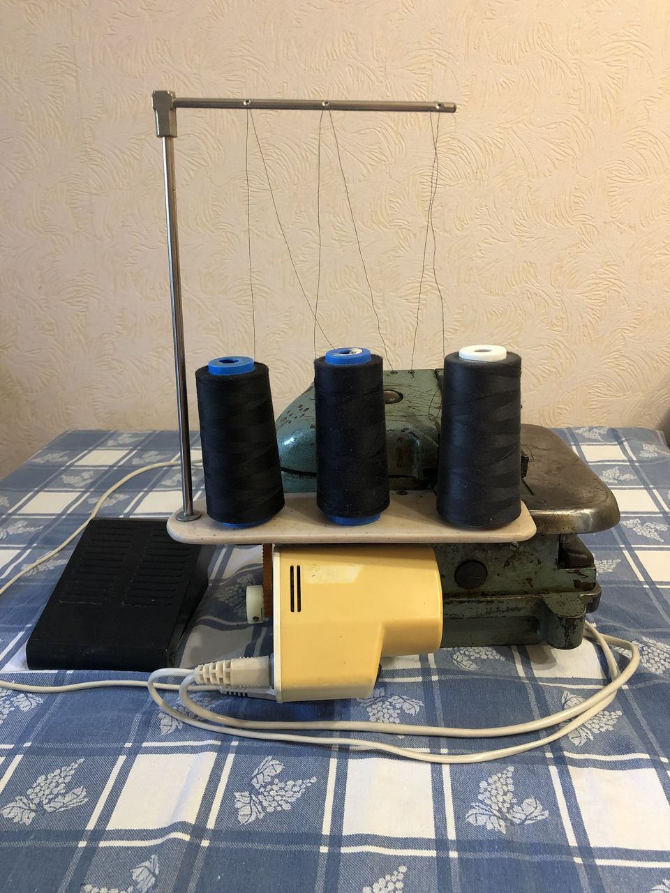 Продам оверлок 3-х и 5-ти ниточный.