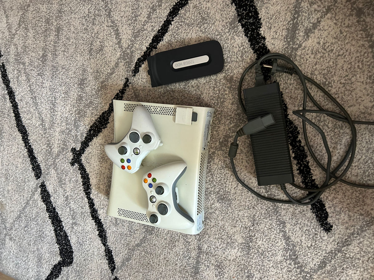 Vând consolă Xbox 360 în stare bună de funcționare. Tot ce este în poze este inclus: foto 1