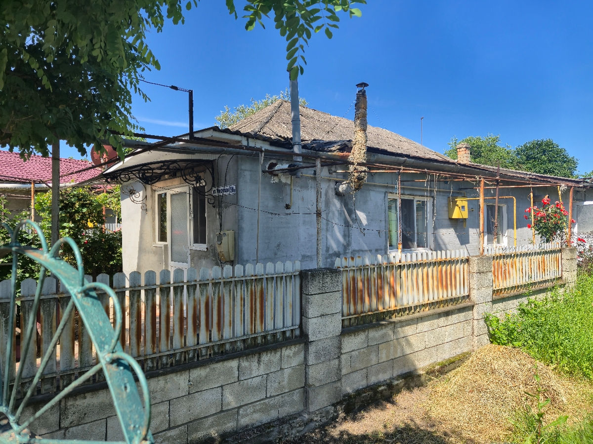 Продам половину дома. 2комнаты.автономное отопление.