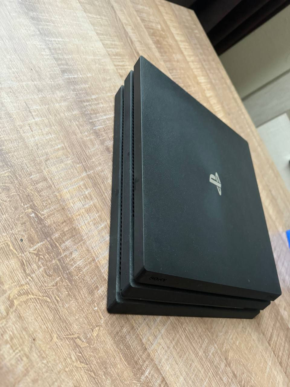 Vand PS4 PRO 1TB stare practic noua  foto 4
