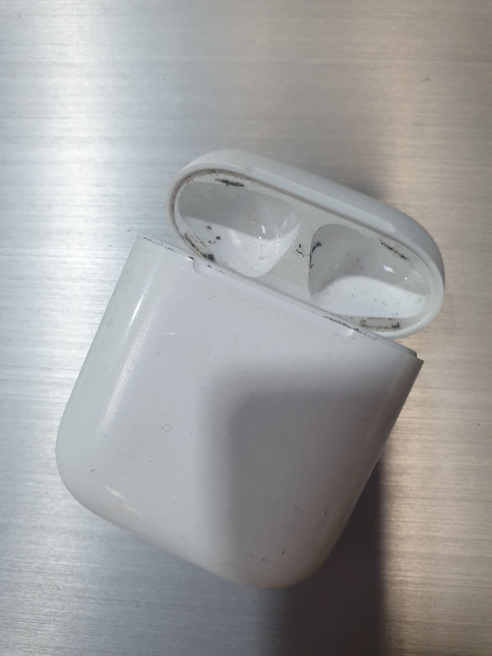 Из чего состоит кейс airpods