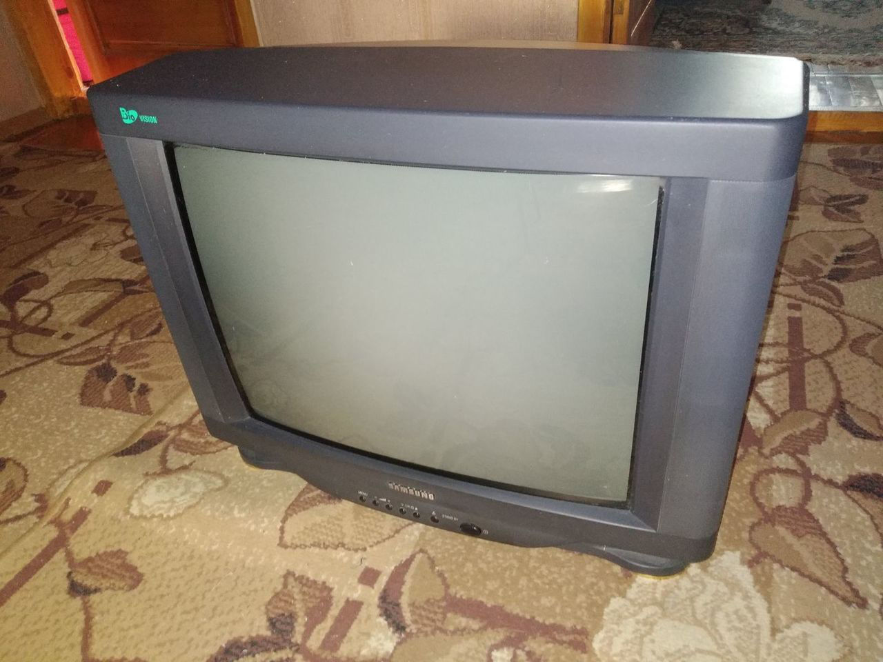 Samsung (диагональ 55 сm) . 450 лей