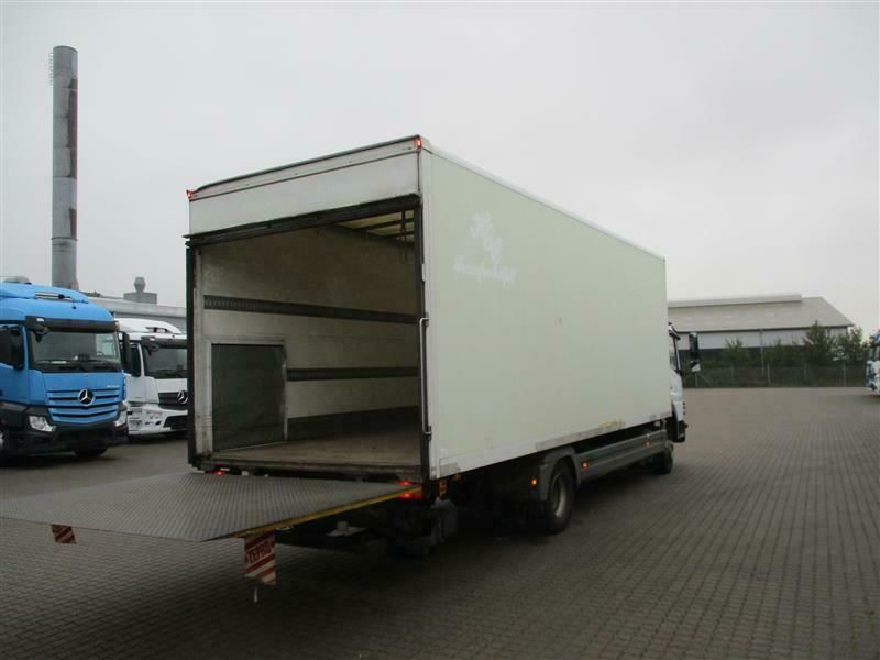 При перевозке с грузчиками в машине есть свободное пассажирское место.