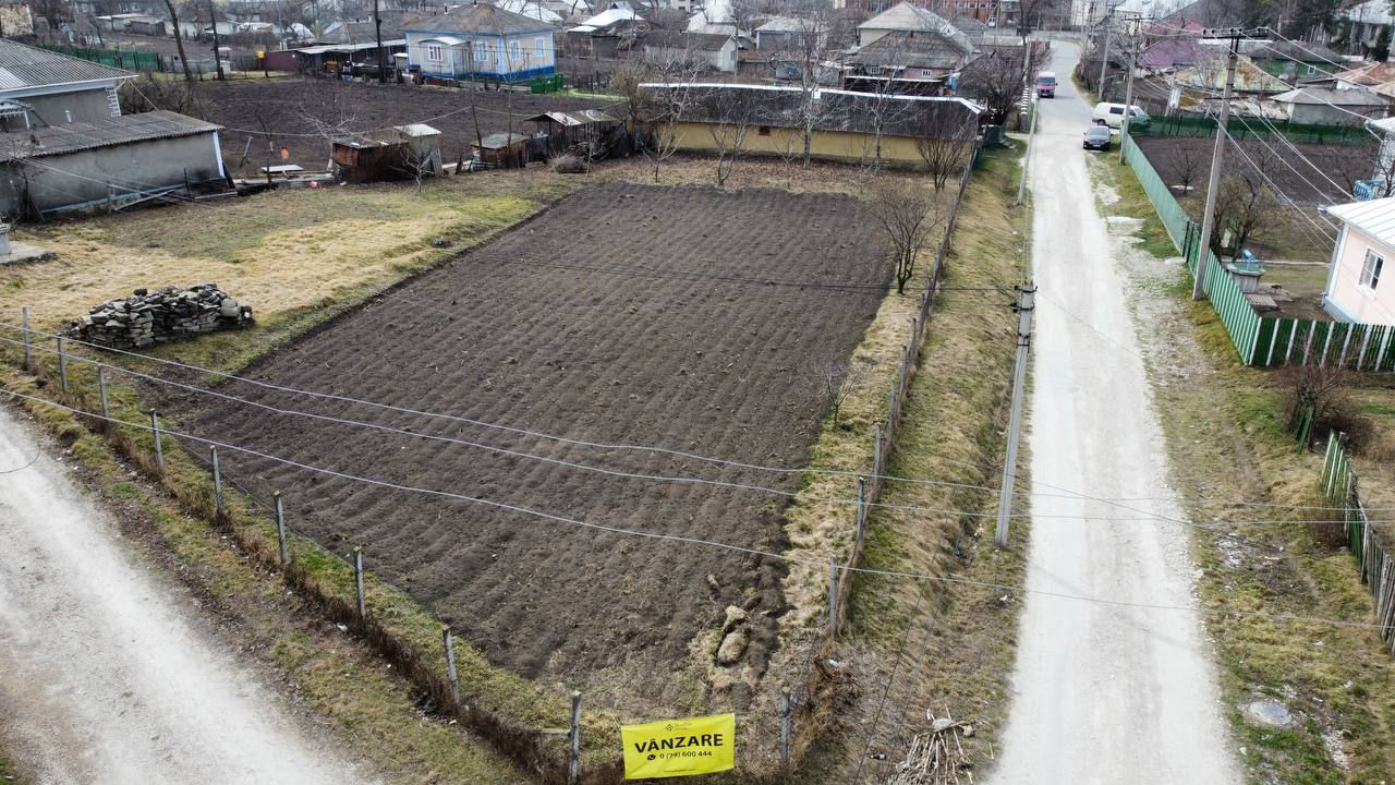 🏡 Teren de vânzare pentru construcții – or. Pelinia, raionul Drochia foto 0