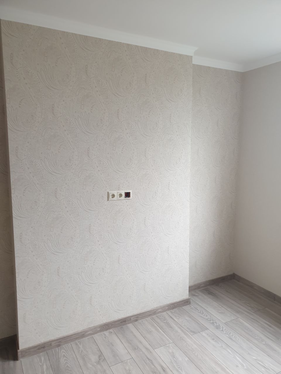 Încleem tapete foto 9