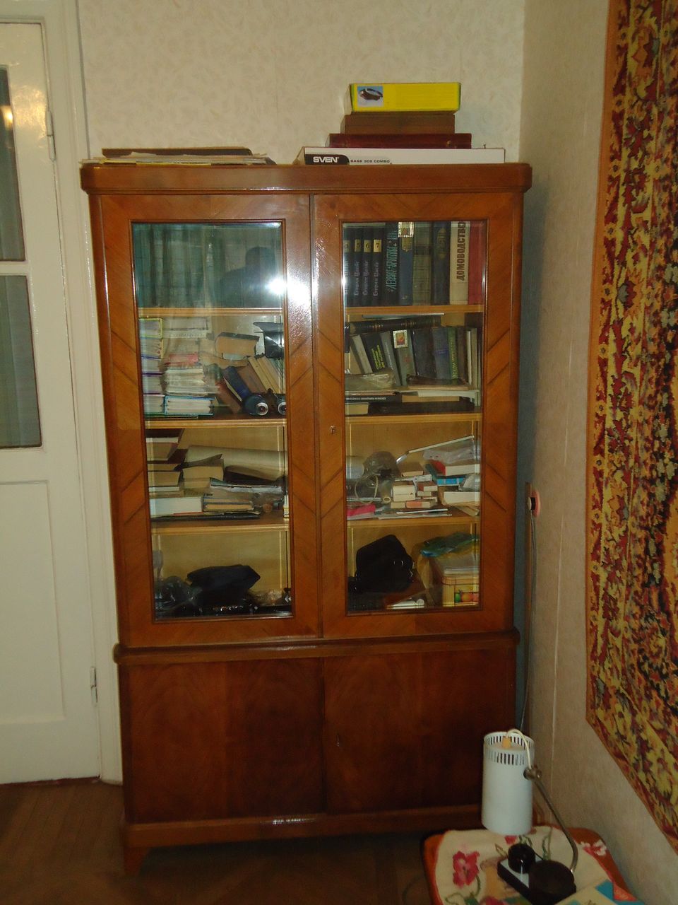 Советский книжный шкаф со стеклянными дверцами переделка