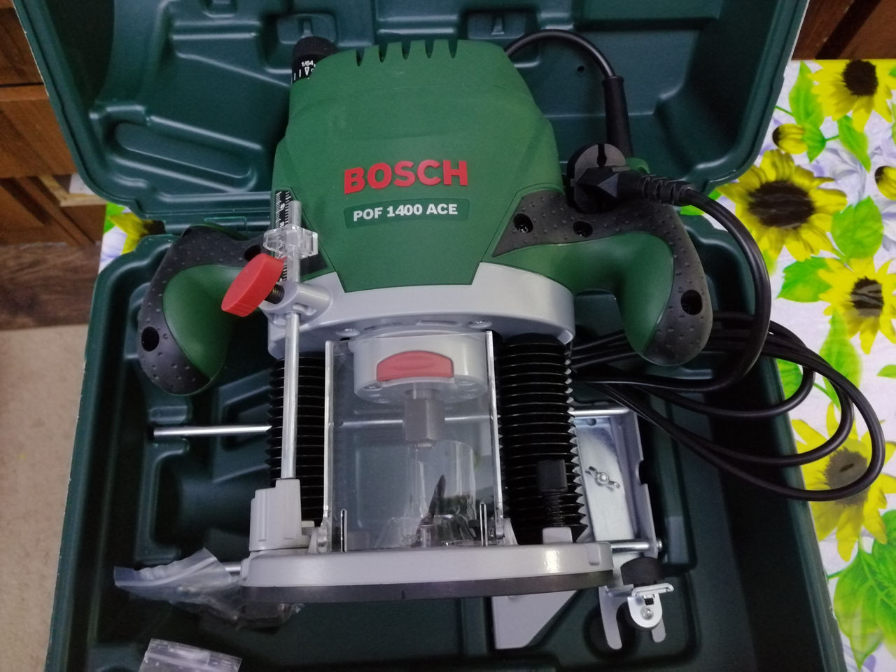 Фрезер Bosch POF 1400 ACE