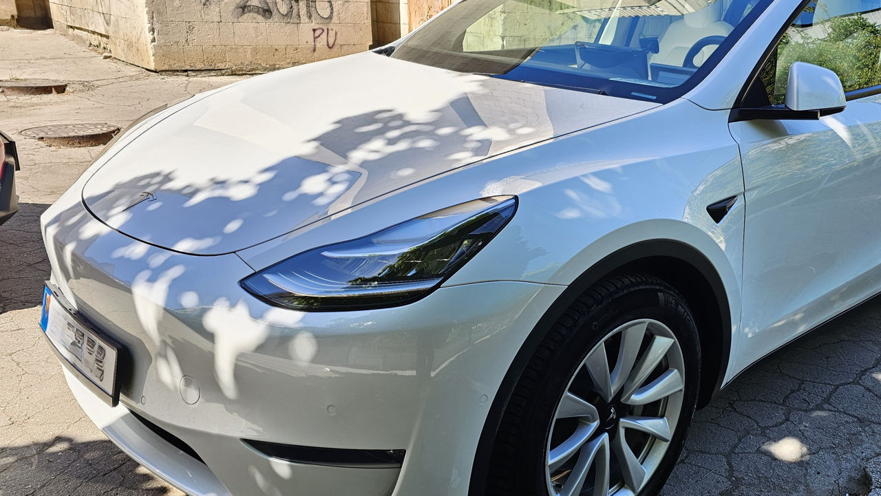 Tesla Model Y foto 1