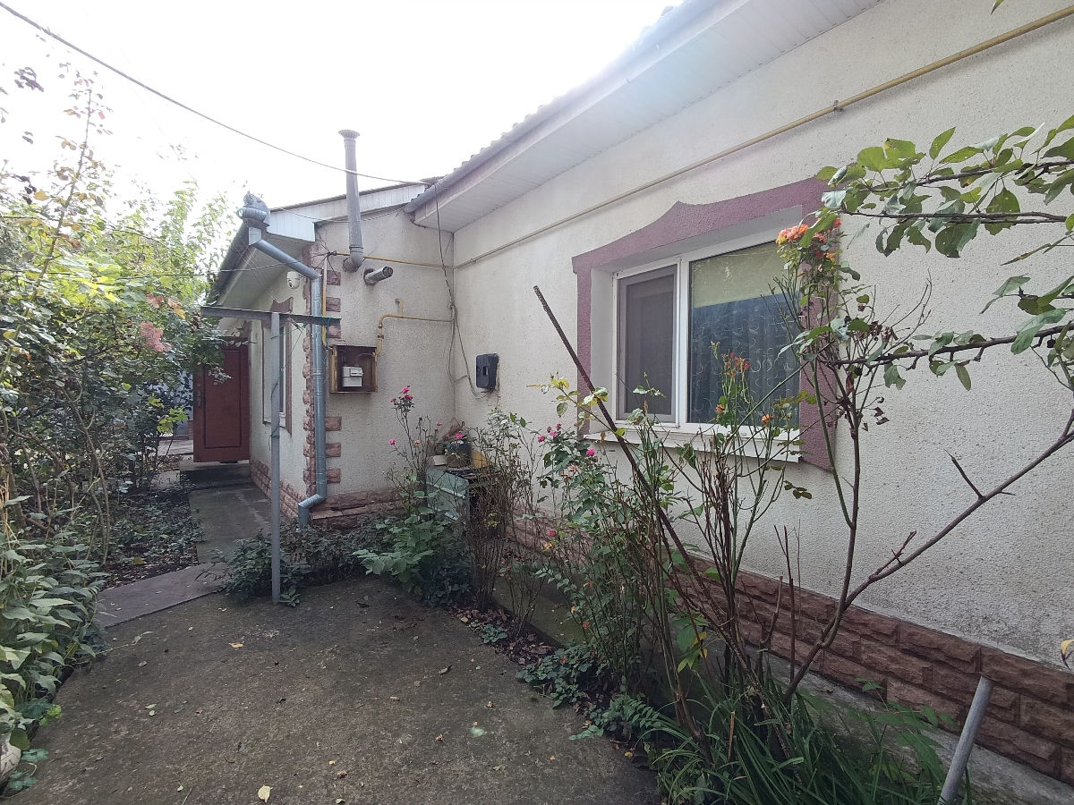 Apartament la sol cu 3 camere + garaj + căsuță separată pe teritoriu – Bălți, str. Sofiei 44