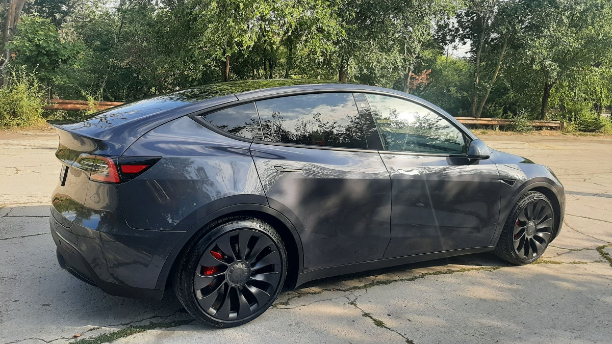 Tesla Model Y foto 1