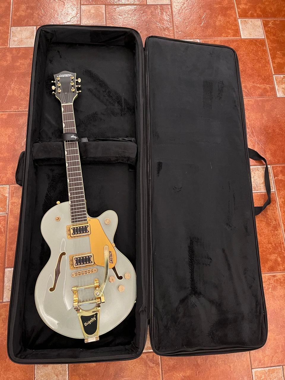 Gretsch guitar, microphone stands, keyboard stand foto 0